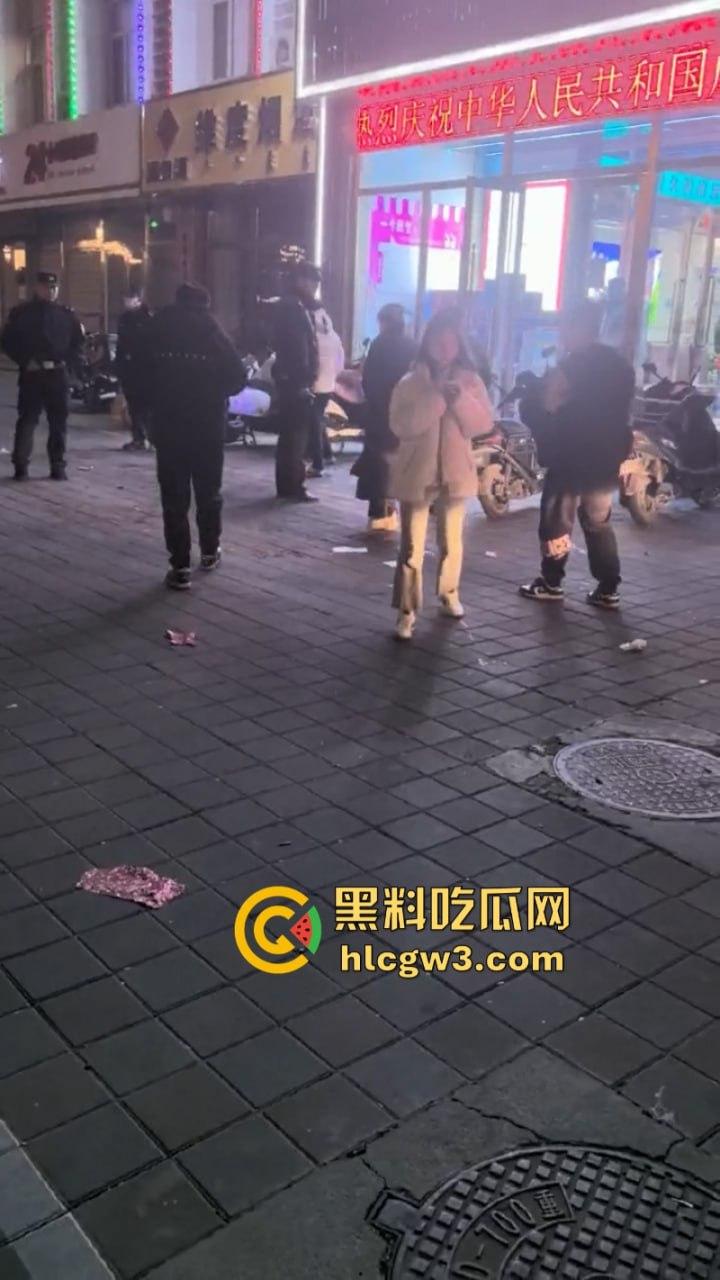 内蒙古赤峰烤尚985音乐烤吧一精神小伙酒后“变异”杀人 捅腹戳眼挑手筯 残忍嗜血如丧尸附体 现场实拍曝光血流一地-10