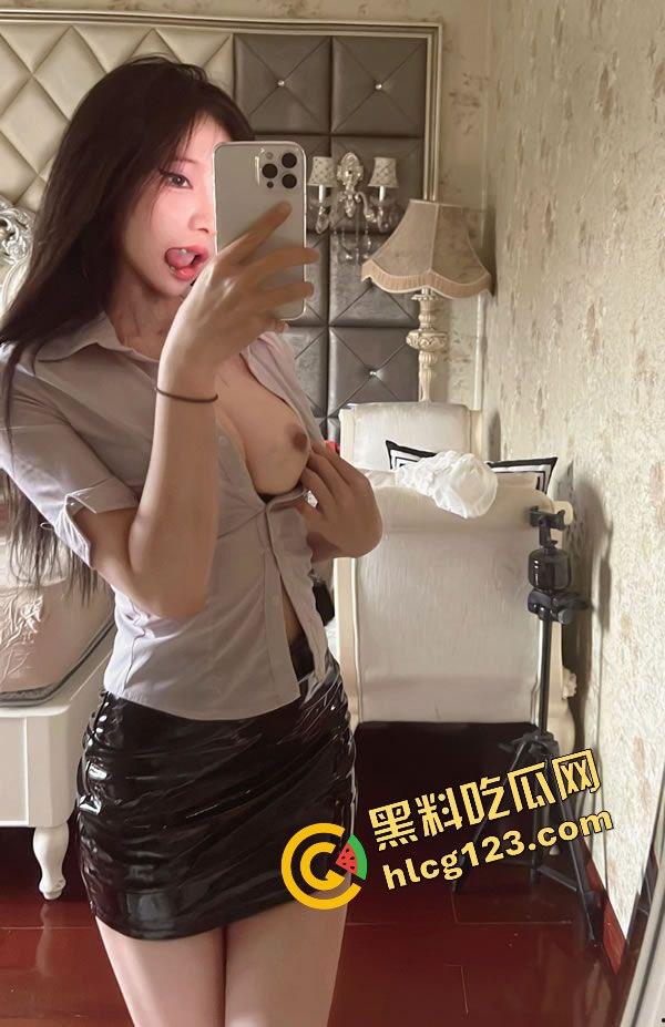 颜值爆表的小母狗被学长无情调教!跪着等吃大鸡巴,还被关在笼子里皮鞭猛抽蜜臀,欠收拾的纯种狐狸精!-2