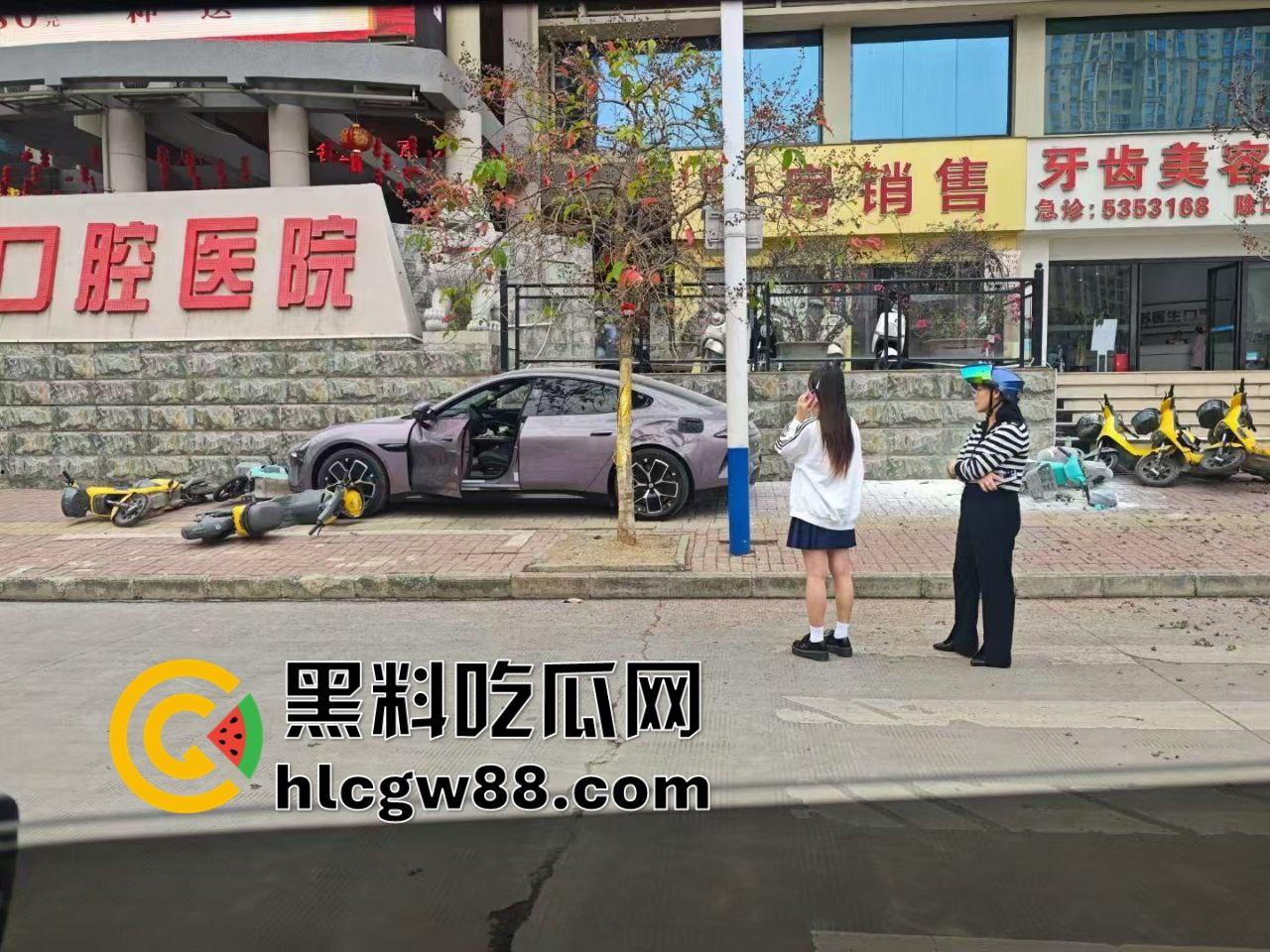 广西田东县人妻妹子【花生米爱吃小猪】刚提小米SU7，口腔医院门口撞飞一排共享单车，集美开车还是秀！-4