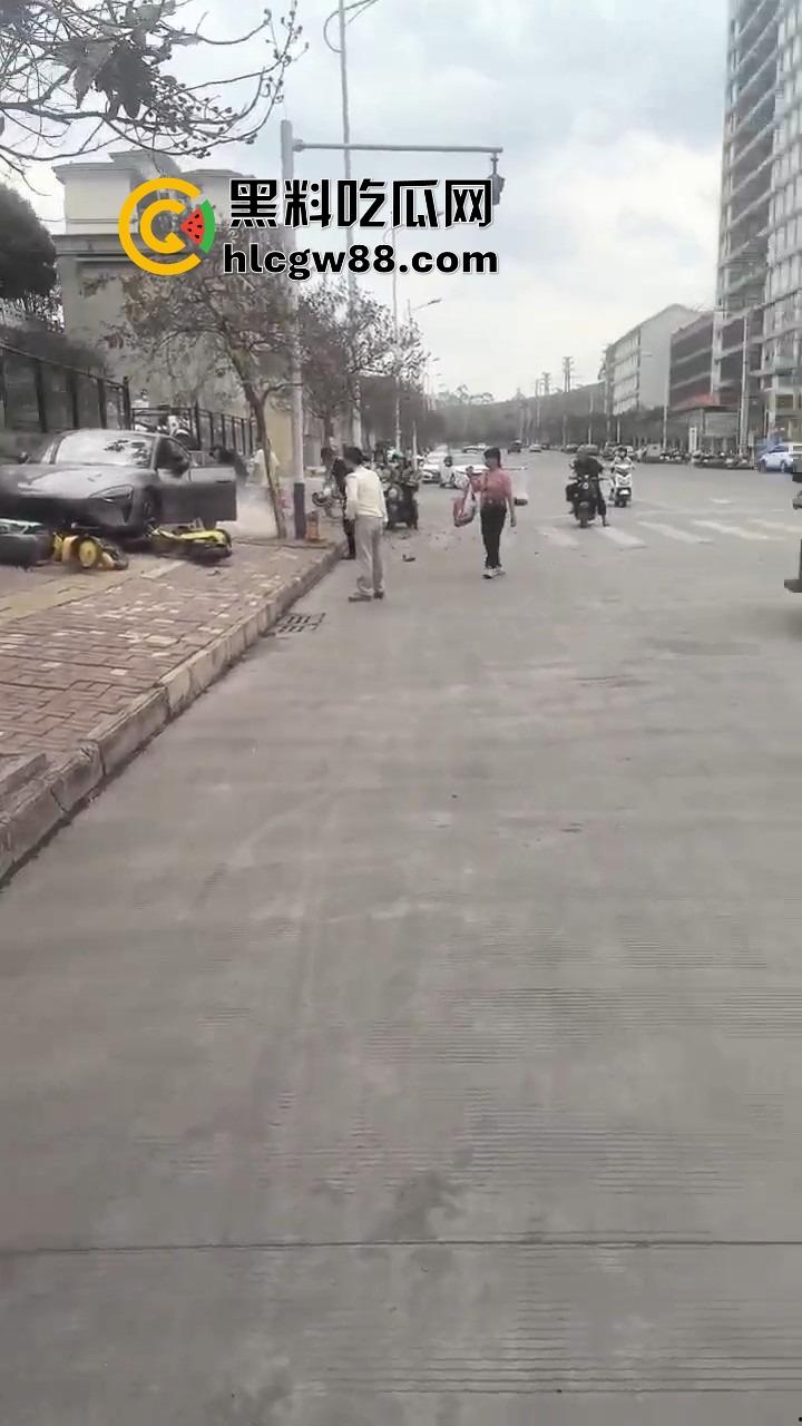 广西田东县人妻妹子【花生米爱吃小猪】刚提小米SU7，口腔医院门口撞飞一排共享单车，集美开车还是秀！-10