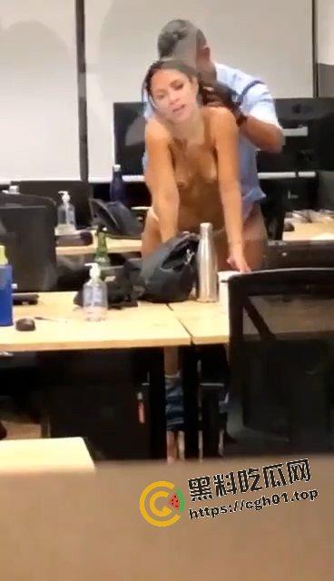 FBI不止会打枪 更会打炮！纽约警察局内女警员和上司办公司打炮 女人表情真享受啊 偷拍视频流出-3