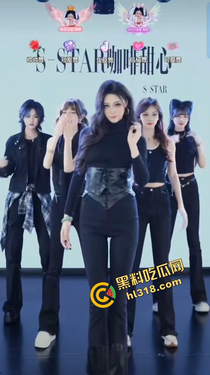 抖音团播跳舞激情过头,女主播衣服掉了俩奶子全露,自己还跳得贼开心,直播间直接封号!-2