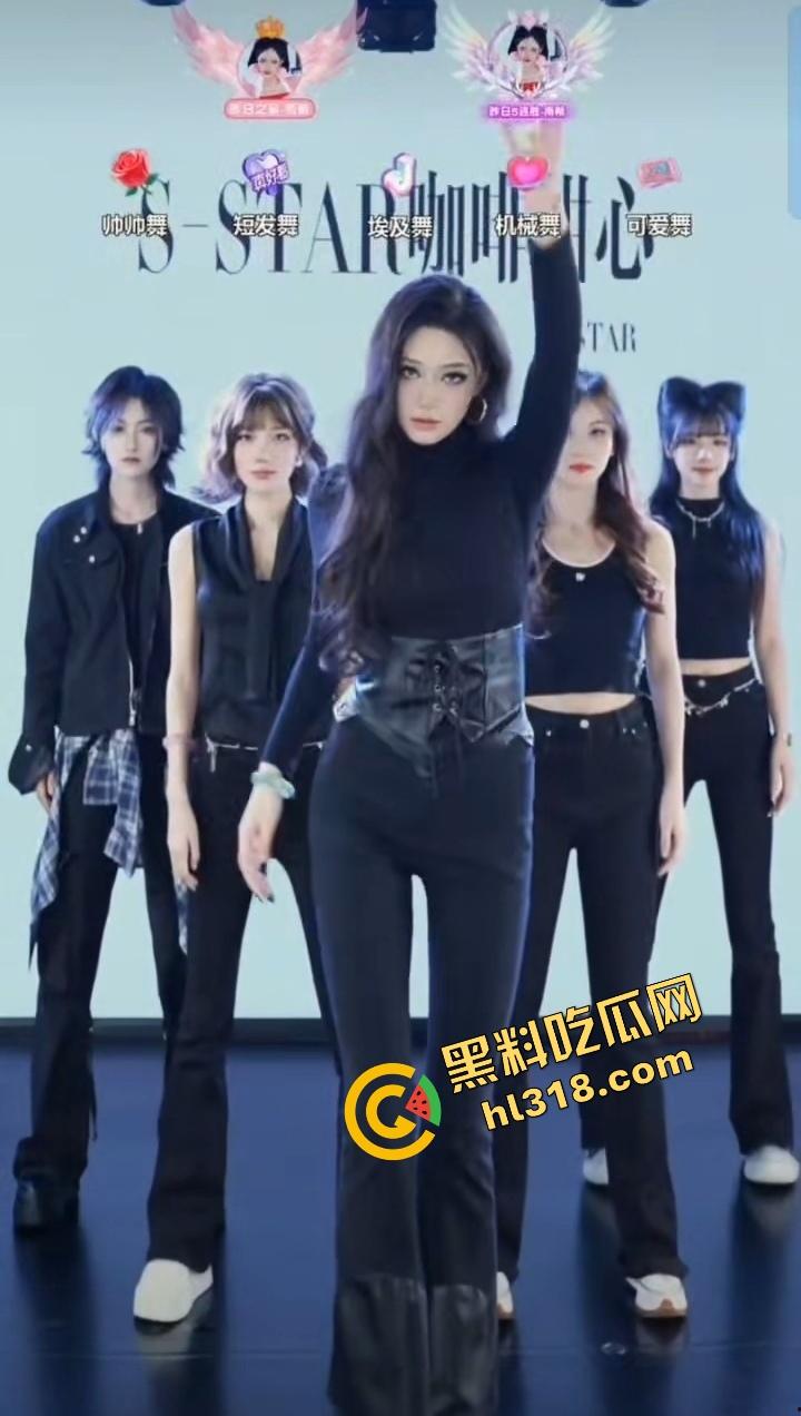 抖音团播跳舞激情过头,女主播衣服掉了俩奶子全露,自己还跳得贼开心,直播间直接封号!-6