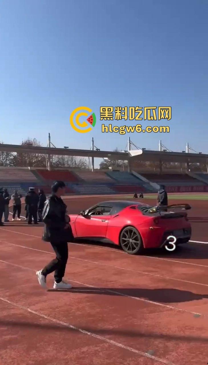 贵州遵义飙车哥路斯特霸气漂移进医药高等专科校园，操场草坪惨成赛车道，赔偿金额直接把人吓软！-4