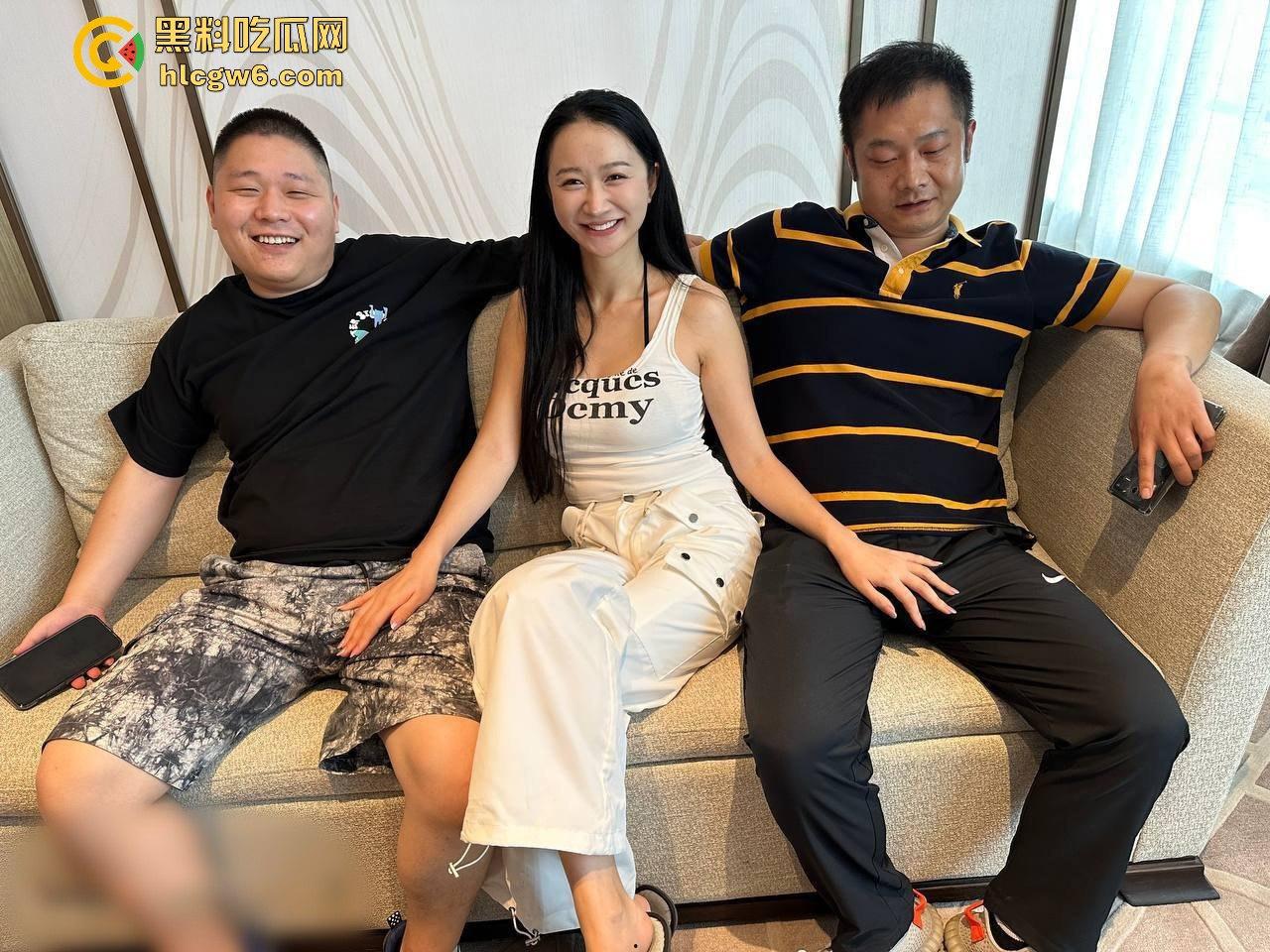 极品黑丝长腿空姐酒店私密曝光 大佬3P调教疯狂内射 跪地虐逼虐奶踩头 骚母狗情趣制服秀舔脚大佬！-1