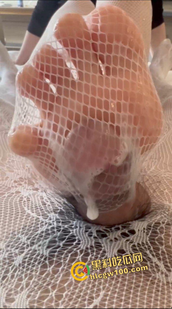 台湾澎湖县反差人妻骚货母狗『彭乐』wx诱惑聊骚 酒店白丝足交摩擦男友鸡鸡致白浆直射！原创独家流出！-7