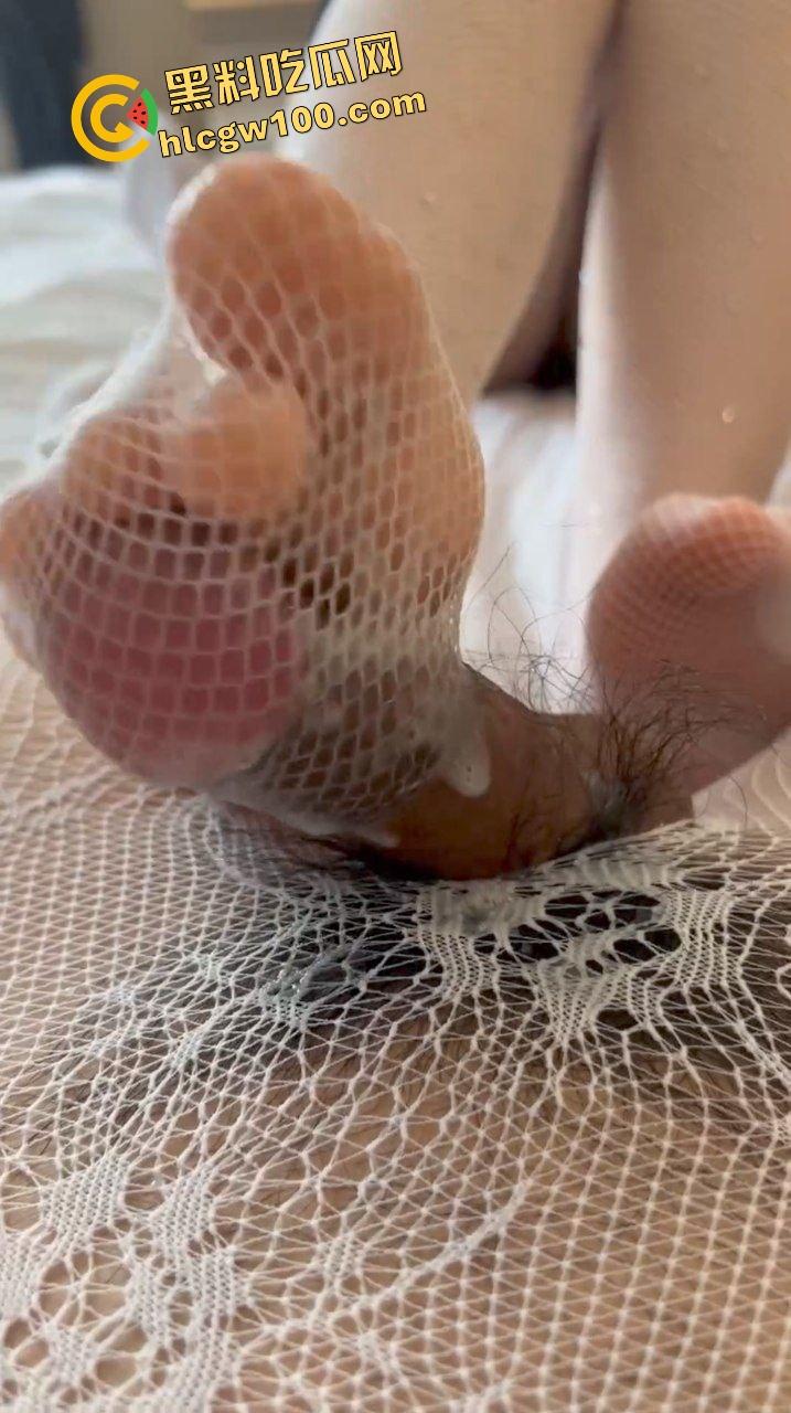 台湾澎湖县反差人妻骚货母狗『彭乐』wx诱惑聊骚 酒店白丝足交摩擦男友鸡鸡致白浆直射！原创独家流出！-10