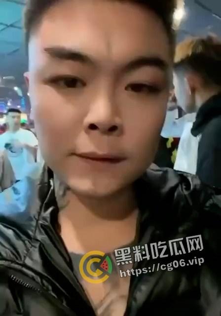 精神小伙哈尔滨斯卡拉迪厅前挑衅！上一秒嚣张至极 下一秒被打成猪头 活该-1