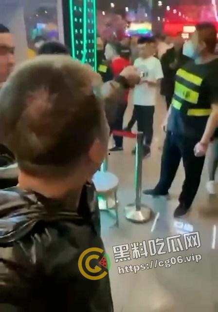 精神小伙哈尔滨斯卡拉迪厅前挑衅！上一秒嚣张至极 下一秒被打成猪头 活该-3