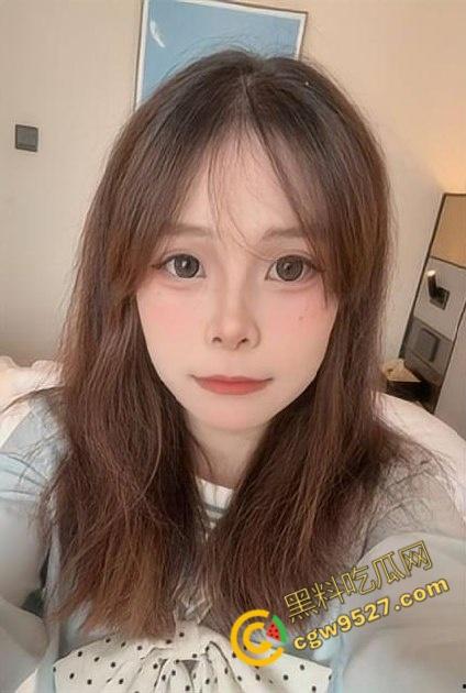 禁忌的校园激情!与妹妹在学校石凳上的激情做爱,粉嫩小穴被爆操内射,既刺激又淫荡-1