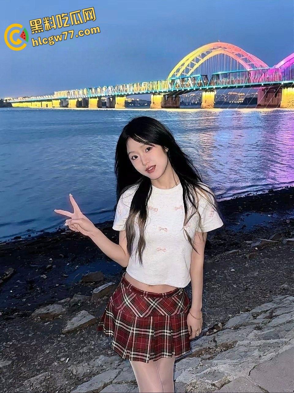 清纯短裙萌妹秒变反差淫娃!情趣内衣裹美乳,超神口活口爆狂喷,啪啪高潮爽到炸裂!-2