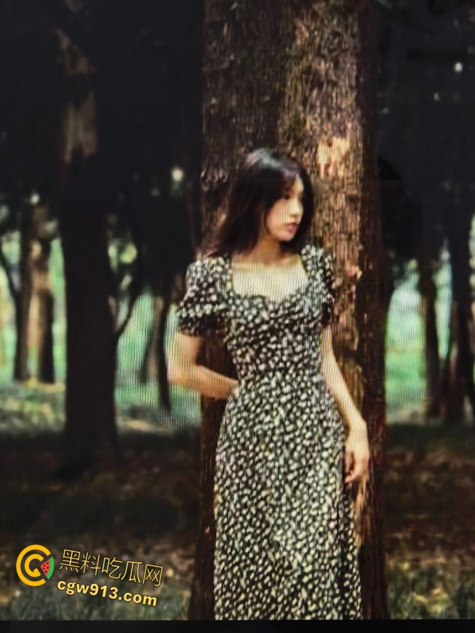 河北承德少妇【冯伟】，三十如狼四十如虎，背着老公偷情男大学生，黑丝翘臀疯狂打桩后入 ！-1