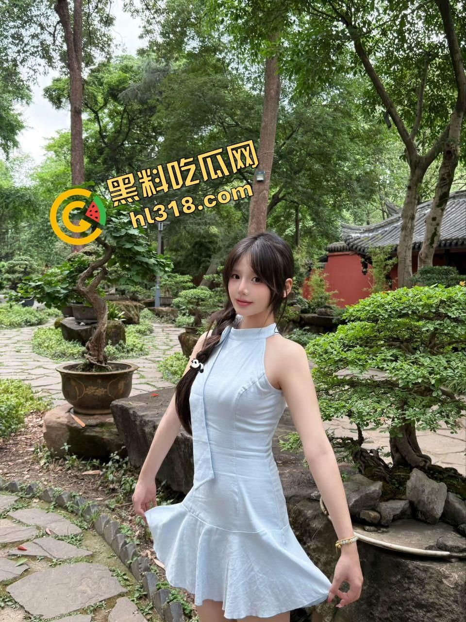 西南石油大学惊现教室野战，00后把课桌当大床房在桌上上猛操，大奶左右乱晃，晃得到桌子嘎吱响！-1