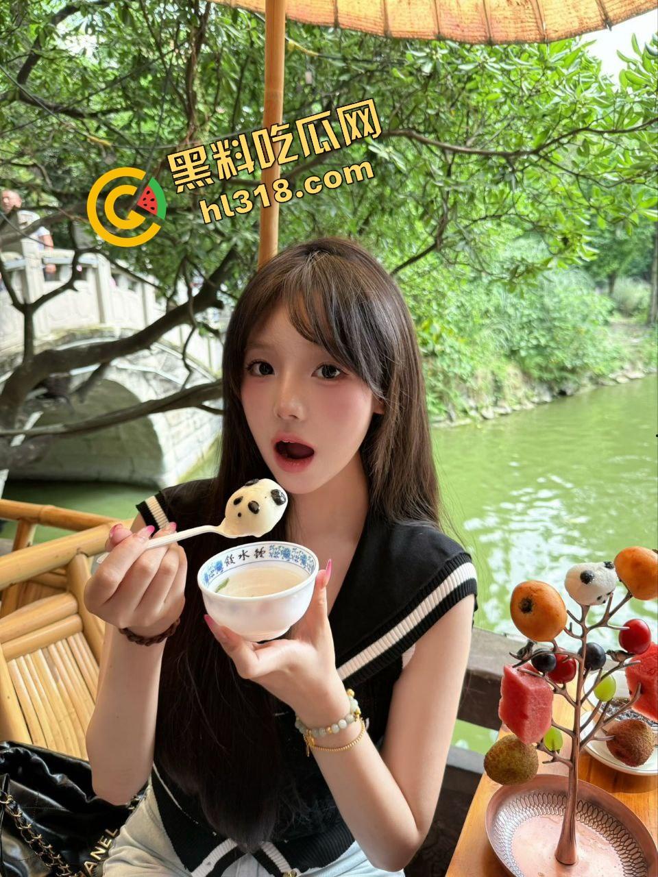 西南石油大学惊现教室野战，00后把课桌当大床房在桌上上猛操，大奶左右乱晃，晃得到桌子嘎吱响！-2