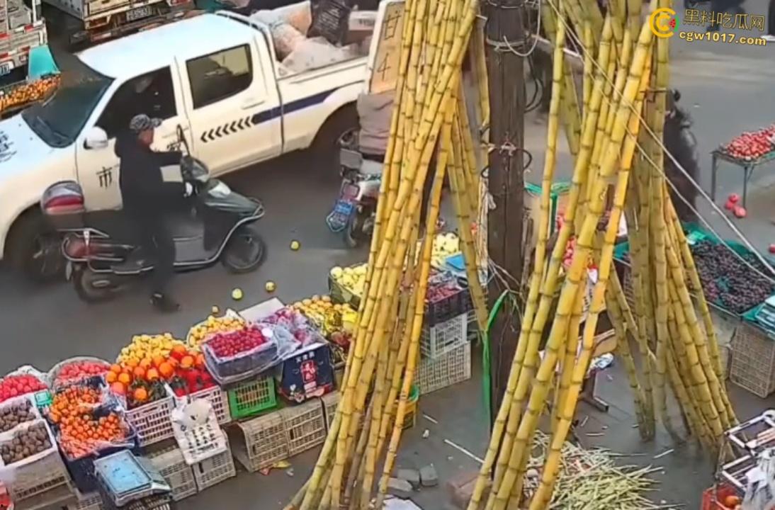 辽宁丹东城管暴力执法，多次提醒水果摊占用道路，直接掀翻小贩苦苦求饶，摊位瞬间空荡，这活该占道太解气了啊！-3