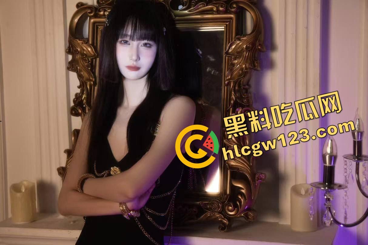 漫展烧鸡又作妖,重庆地平线漫展JK骚妹现场野战男友,COS界直接开操,裙底做爱全场围观!-7