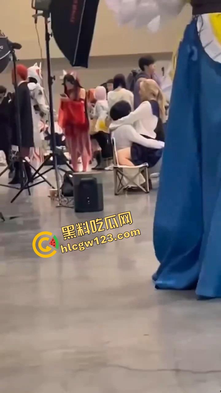 漫展烧鸡又作妖,重庆地平线漫展JK骚妹现场野战男友,COS界直接开操,裙底做爱全场围观!-8