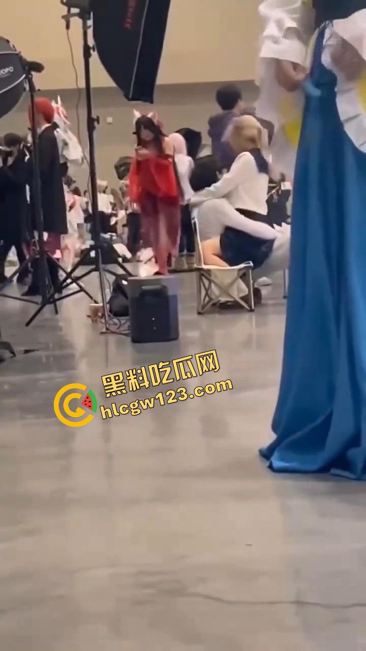 漫展烧鸡又作妖,重庆地平线漫展JK骚妹现场野战男友,COS界直接开操,裙底做爱全场围观!-9