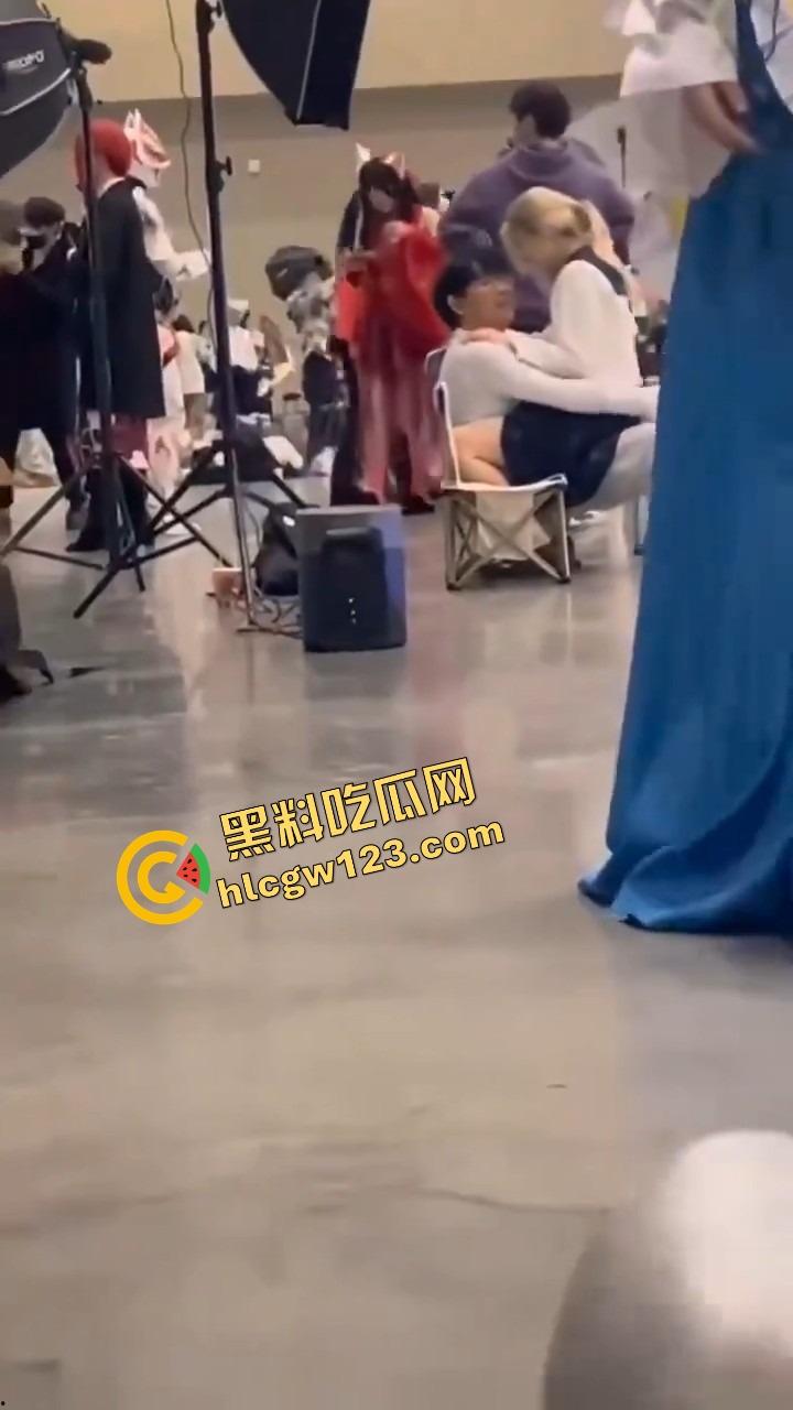 漫展烧鸡又作妖,重庆地平线漫展JK骚妹现场野战男友,COS界直接开操,裙底做爱全场围观!-10