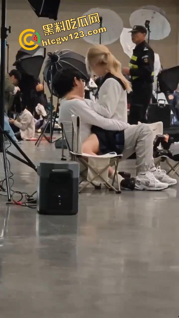 漫展烧鸡又作妖,重庆地平线漫展JK骚妹现场野战男友,COS界直接开操,裙底做爱全场围观!-14