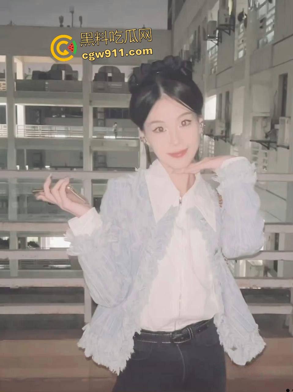 广东职院露脸美女【刘林海】，私下约金主调教，金主栓狗链玩弄嫩穴，直叹“操过最浪的婊子”！-1