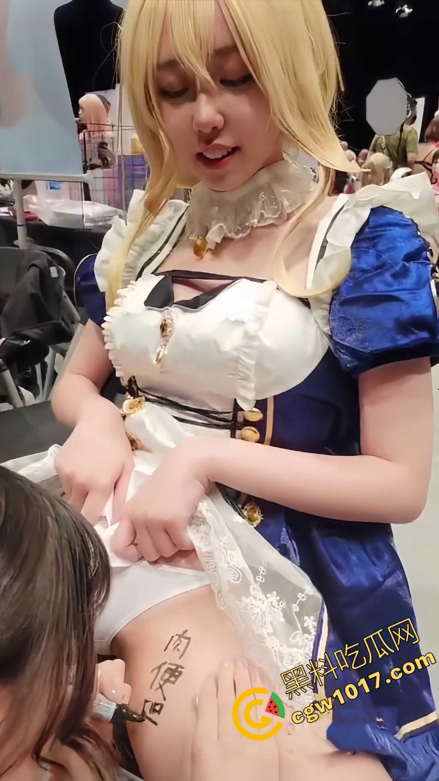 二次元漫展成色情买卖的重灾区,暴露coser魅惑诱人,粉丝疯狂互动毫无底线,展厅内极度扭曲的肉体交易!-3