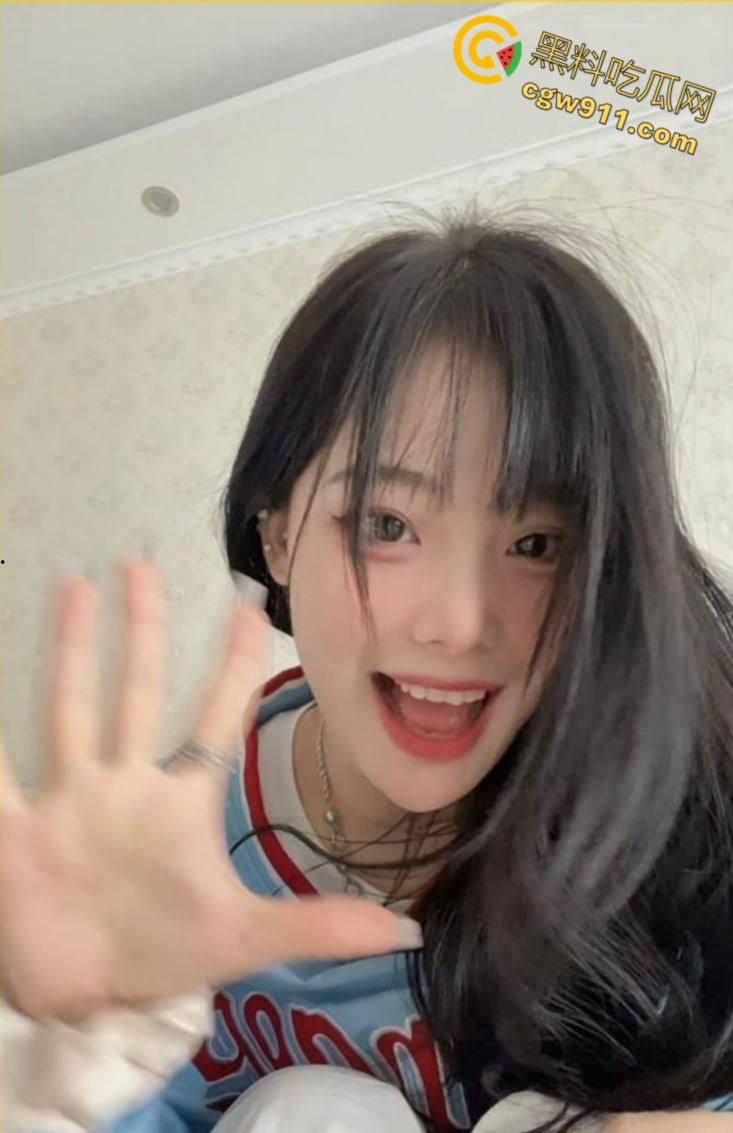 河北师范大学眼镜妹【赵怡】，69互舔口交调情，从清纯少女变淫荡尤物，被男友无套猛操骚穴白浆流淌！-1