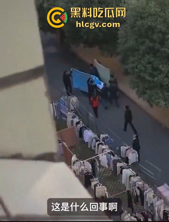 湖北商贸学院女学生校内猝死，学校未通知家属先运遗体！学生拉窗禁看，家属校内维权！-8