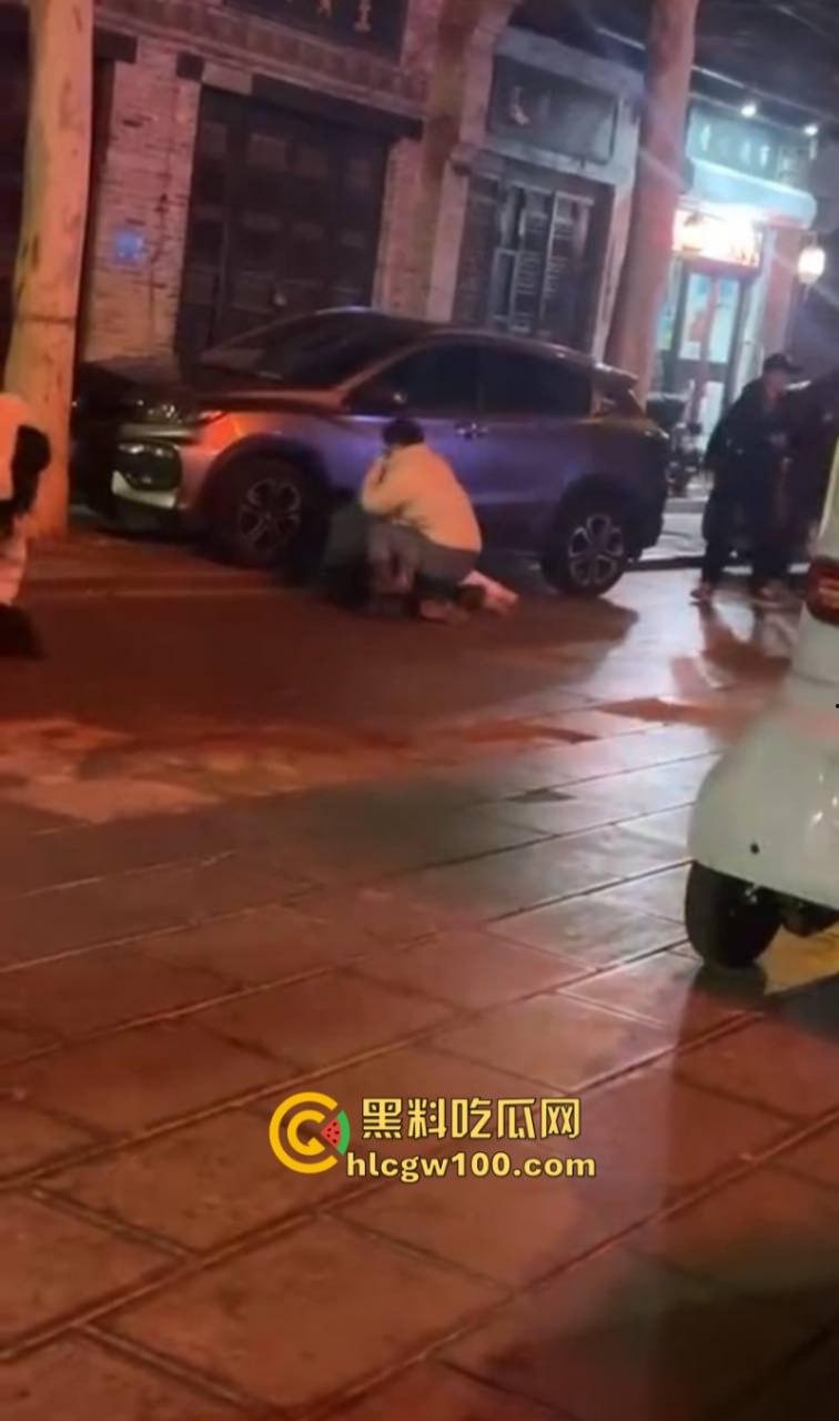 开年大戏!山东泰安原配街头手撕插足小三 渣男为护淫妇将原配按在地上猛扇耳光 现场视频炸裂爆光-5