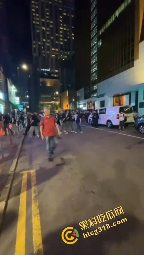 大富豪夜总会回魂复活,苍井空剪彩首日就被扫黄,港男一句话火出圈,童年女神变同场公关?-9