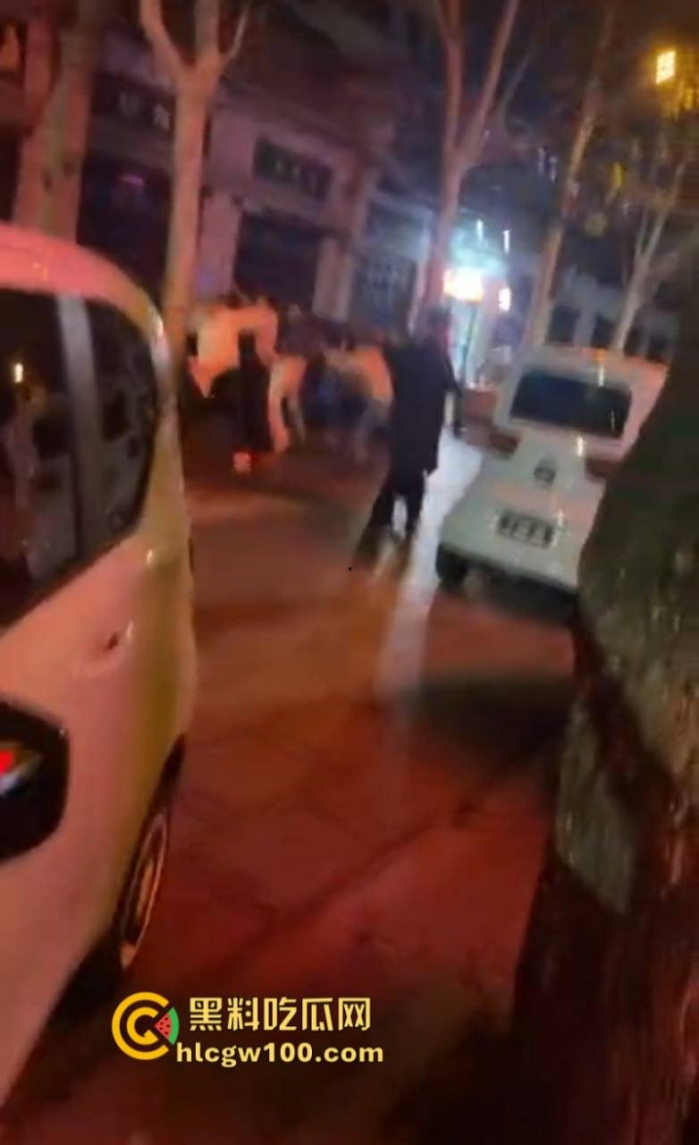 开年大戏!山东泰安原配街头手撕插足小三 渣男为护淫妇将原配按在地上猛扇耳光 现场视频炸裂爆光-7