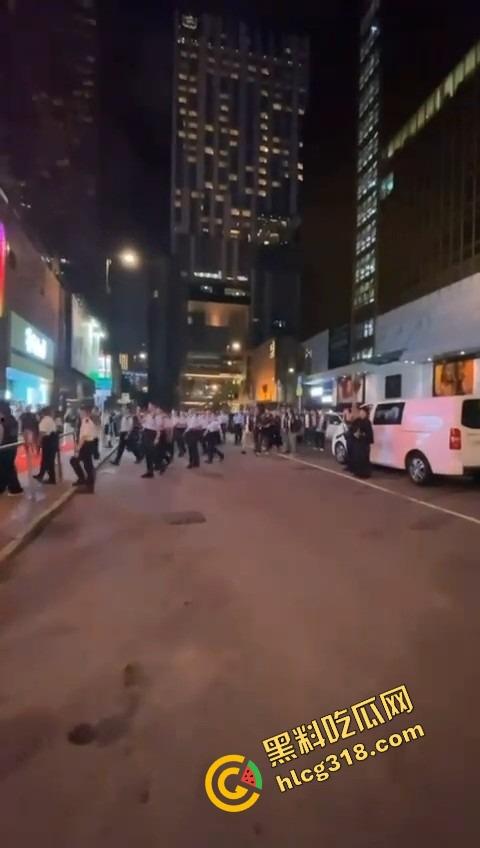 大富豪夜总会回魂复活,苍井空剪彩首日就被扫黄,港男一句话火出圈,童年女神变同场公关?-11