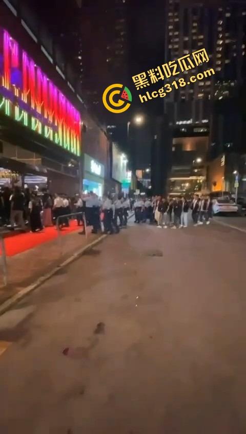 大富豪夜总会回魂复活,苍井空剪彩首日就被扫黄,港男一句话火出圈,童年女神变同场公关?-12