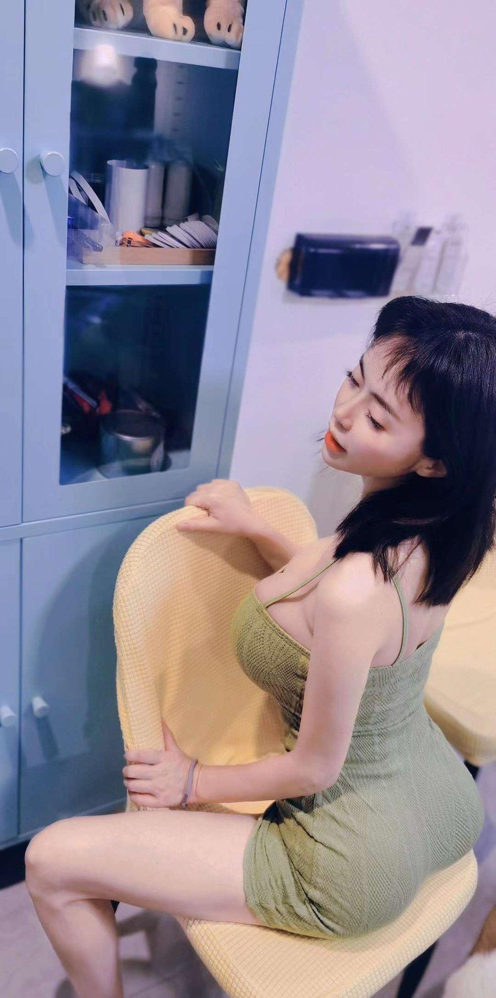 演员歌手模特集一身的G奶女神【潘春春】 过去下海拍摄的大胆人体私拍流出 镜头感十足搔首弄姿闪现阴唇（一个钟高清版）-6