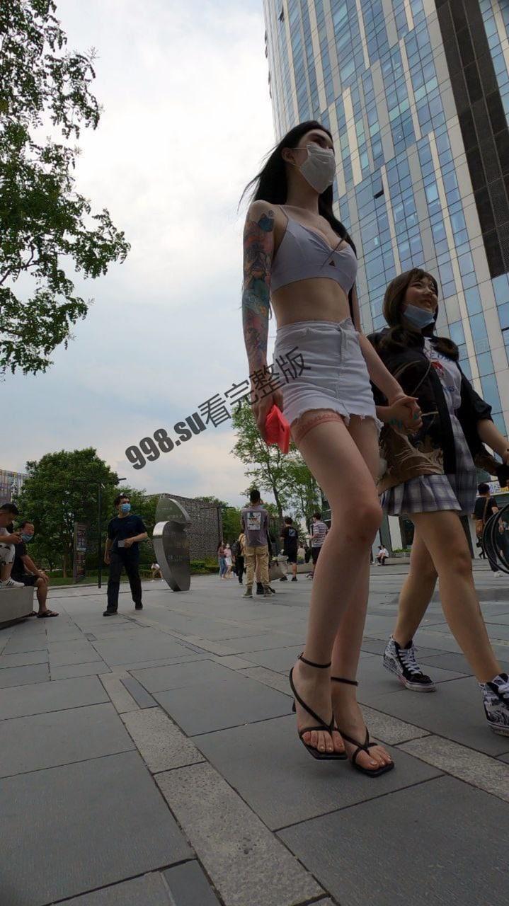 【抄底偷拍】三里屯太古里模特网红街拍圣地花臂女模特九头身高小骚丁极限诱惑-2