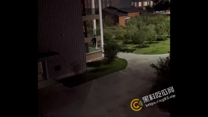 住宿一定要关紧门窗，变态翻墙爬楼嵌入宿舍摸女学生，真正的变态从来不抱怨大环境！-2