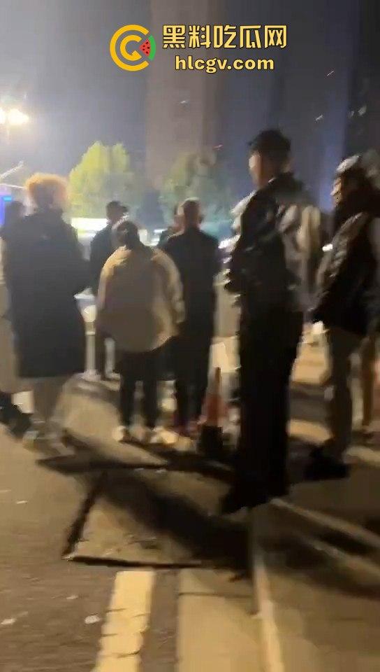 南京纯爱战士破防崩溃！女友当街绿他还装绿茶跑路，吃瓜群众围观纯爱破裂全程记录！-2