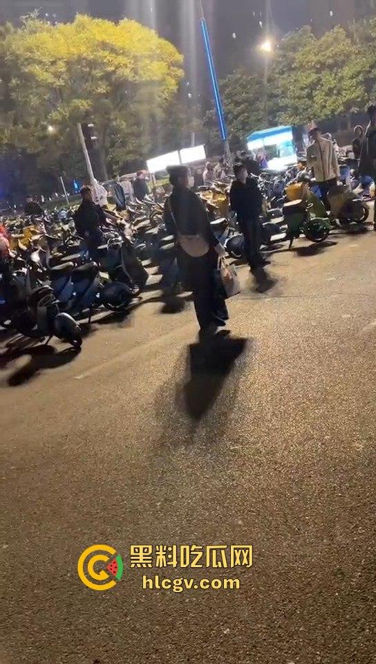 南京纯爱战士破防崩溃！女友当街绿他还装绿茶跑路，吃瓜群众围观纯爱破裂全程记录！-11