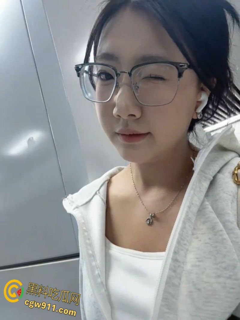 山西临汾微胖学妹【徐淼淼】,与男友酒店镜前后入自拍,极品翘臀后入爆操,白嫩巨乳晃动不止!-2