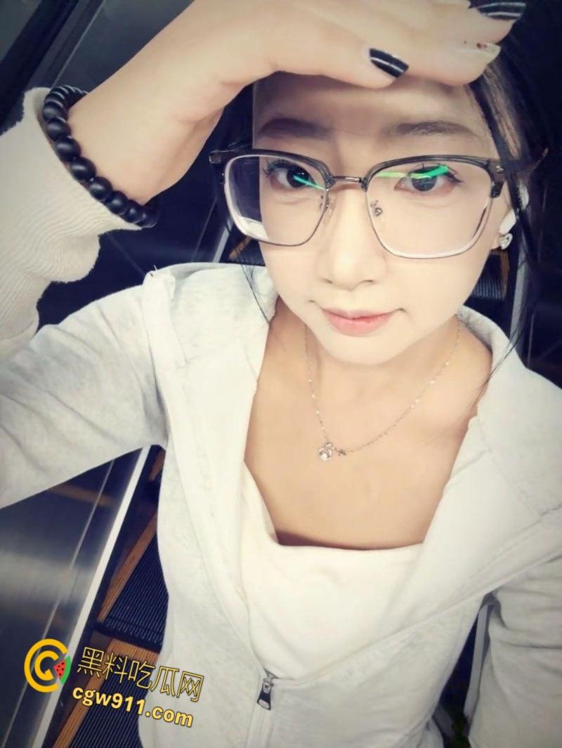 山西临汾微胖学妹【徐淼淼】,与男友酒店镜前后入自拍,极品翘臀后入爆操,白嫩巨乳晃动不止!-4