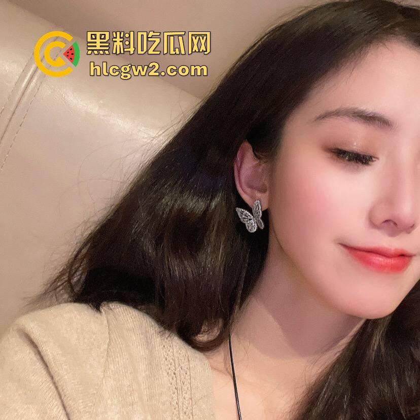 邂逅广西披萨店巨乳正妹【赵雪菲】！大到爆炸的罩杯 这样的身材还卖披萨？不如直接吃了她这个小夹子！-8