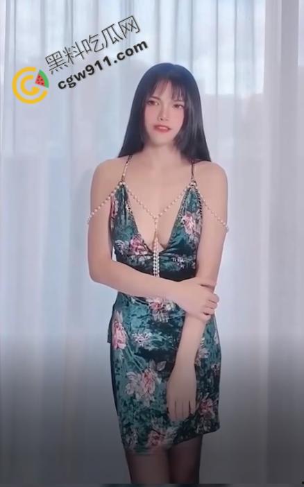 狂野大奶校花被淫荡摄影师诱惑，单男们疯狂失控，现场瞬间变成多人肉宴，极尽淫荡！-1