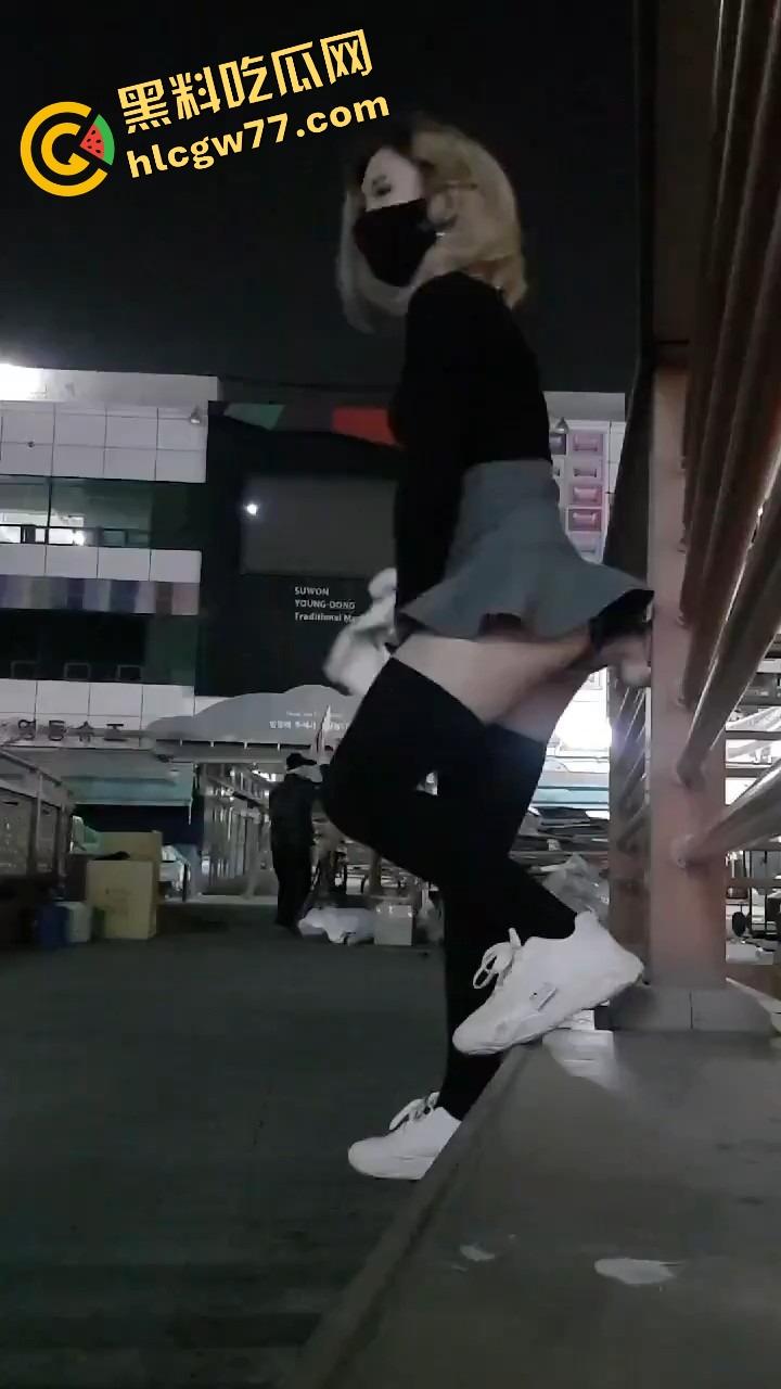 厦门街头任务式调教，鸡巴随时随地上线，穿裙子就是方便完成主人的命令！-8