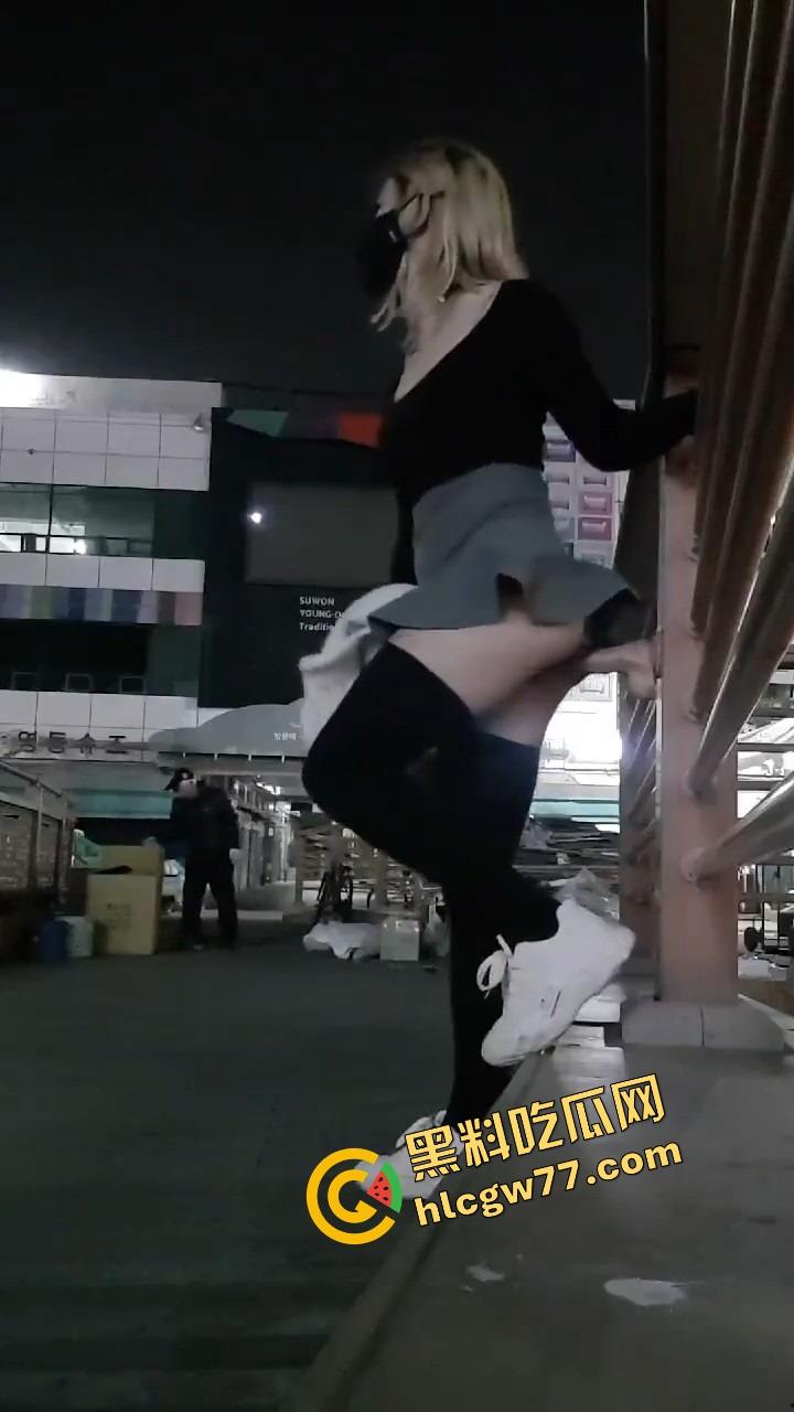 厦门街头任务式调教，鸡巴随时随地上线，穿裙子就是方便完成主人的命令！-10