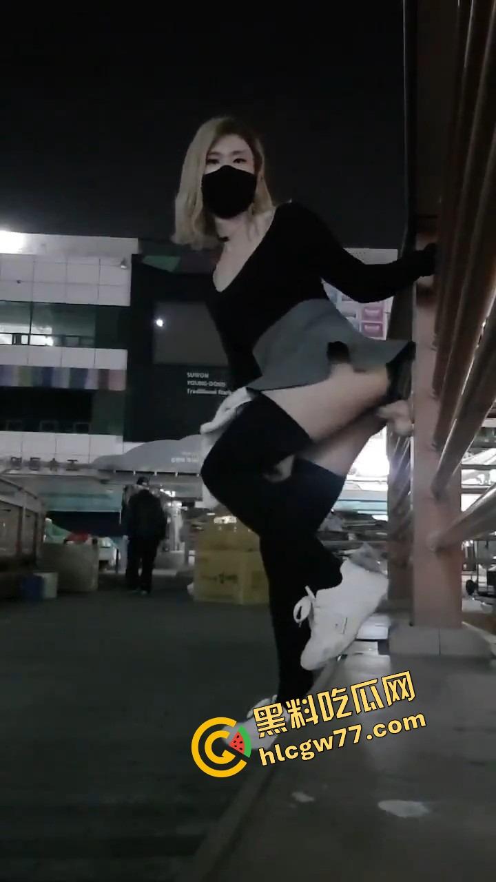 厦门街头任务式调教，鸡巴随时随地上线，穿裙子就是方便完成主人的命令！-11