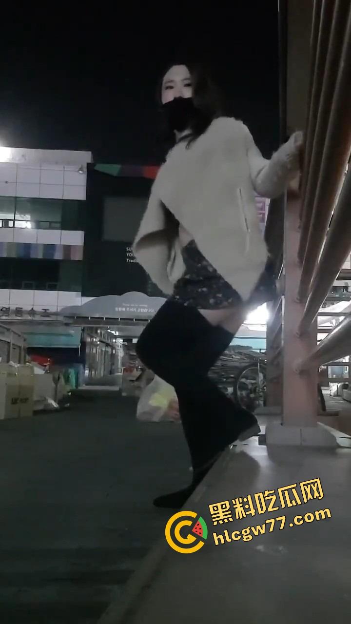 厦门街头任务式调教，鸡巴随时随地上线，穿裙子就是方便完成主人的命令！-13