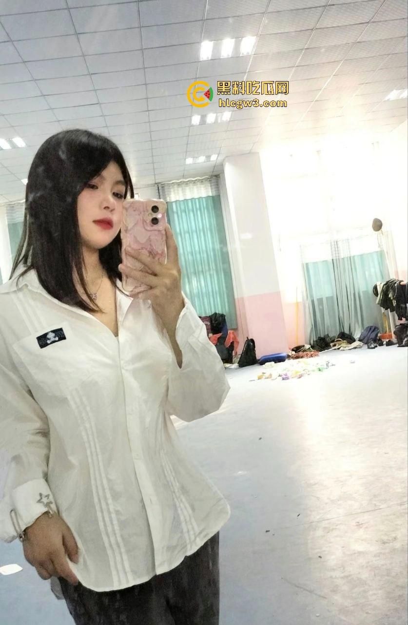 前女友【吕偌贤】背地里和三个黄毛群P!被我抓个现行,骚浪得像条母狗,分手都是便宜她了-10