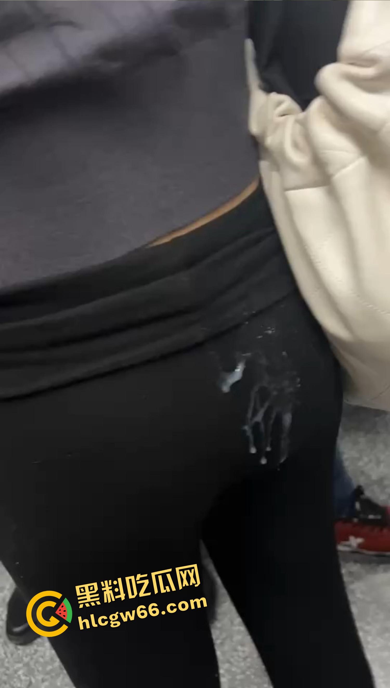 北京地铁飞机哥裤链一拉当场开演，结果精液飙偏射人屁股，妹子一边哭一边喊变态！-8