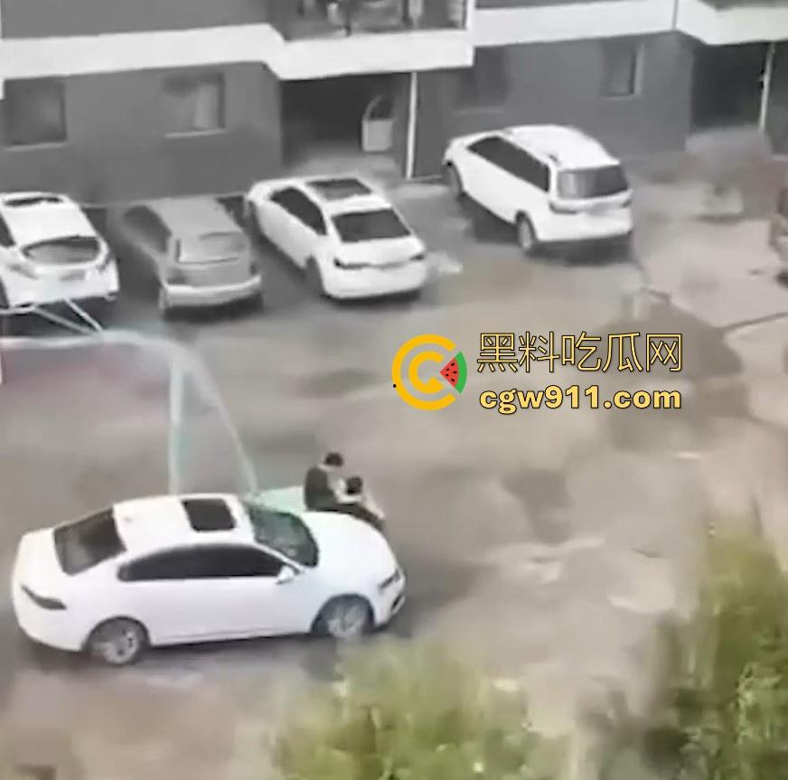 情侣小区公共篮球场情不自禁激情野战，篮球架下偷吃禁果，女生专心吃鸡男生放风盯哨，极其刺激！-1