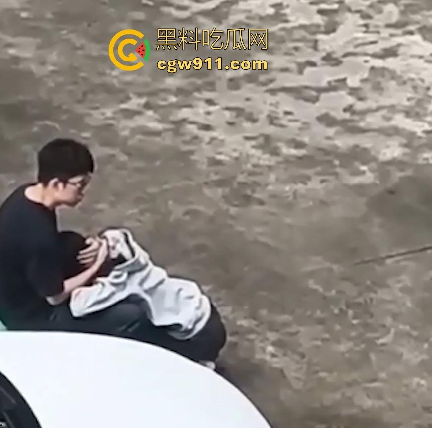 情侣小区公共篮球场情不自禁激情野战，篮球架下偷吃禁果，女生专心吃鸡男生放风盯哨，极其刺激！-7